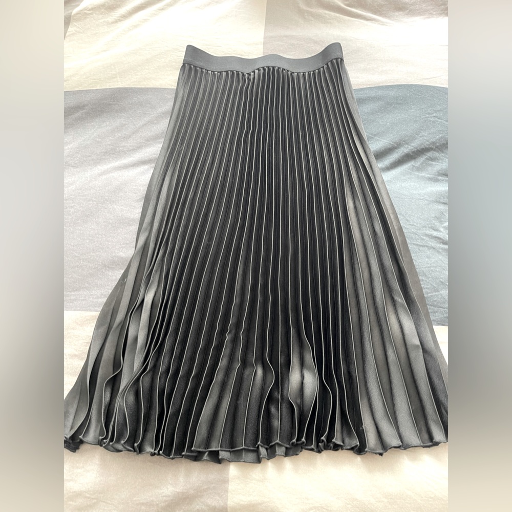 Pleated mid skirt